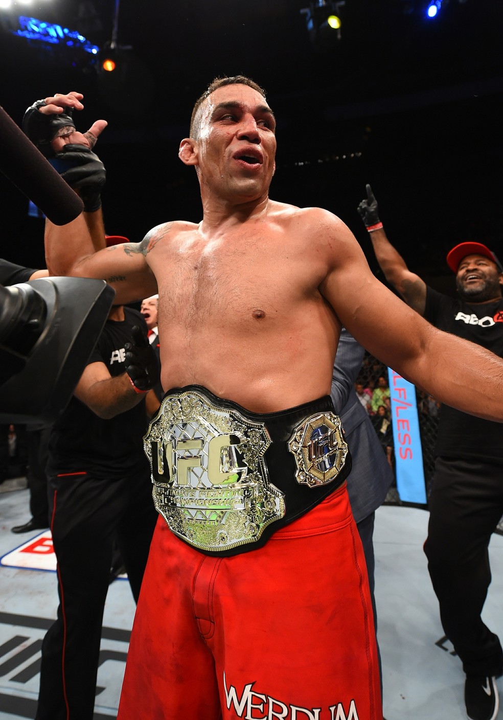Fabricio Werdum conquistou o cinturão no UFC 188 ao finalizar Cain Velasquez — Foto: Getty Images