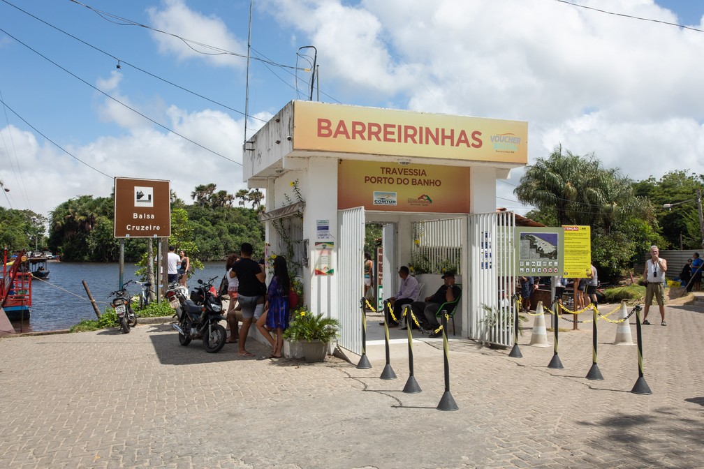 Em Barreirinhas, turistas se dirigem até o Porto do Banho para atravessar o Rio Preguiças — Foto: Celso Tavares/G1