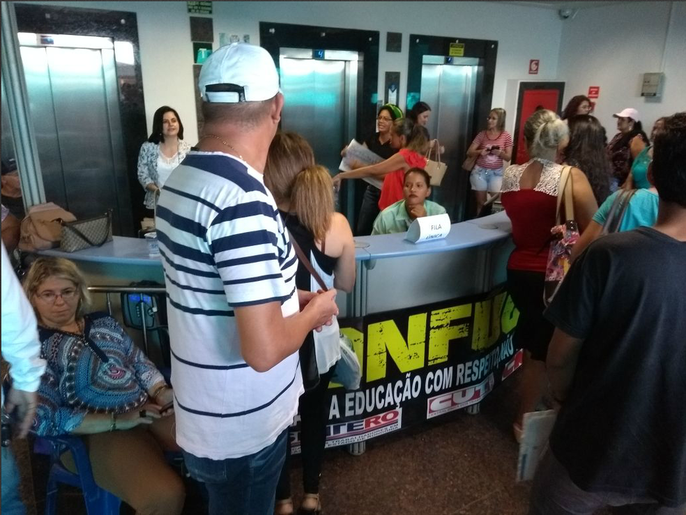 Professores em greve em Rondônia (Foto: Hosana Morais/ G1)
