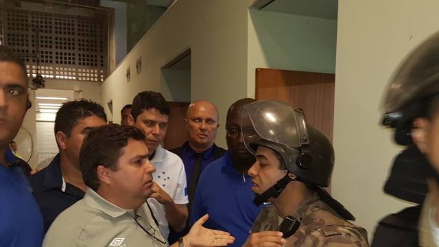 Itair Machado conversa com policiais por conta de problema na localizaÃ§Ã£o do camarote do Cruzeiro