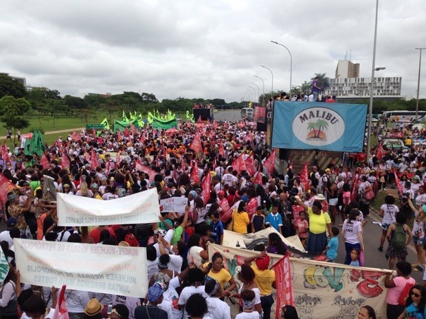 Grupo protesta em Brasília contra racismo e violência a mulheres negras (Foto: Gabriel Luiz/G1)