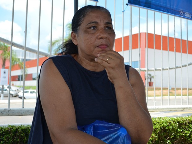 Enem 2016 - domingo (6) - Rio Branco (AC) - Sandra Mafra aguarda do lado de fora de universidade filho de 18 anos terminar as provas (Foto: Aline Nascimento/G1)