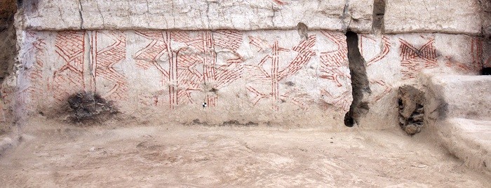 Pintura geométrica encontrada durante escavações na Turquia (Foto: Jason Quinlan/Çatalhöyük Research Project) Pintura geométrica encontrada durante escavações na Turquia (Foto: Jason Quinlan/Çatalhöyük Research Project)