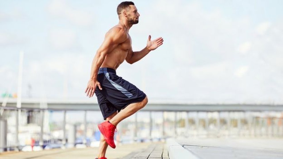 Os treinos de alta intensidade permitem realizar um bom volume de exercícios sem exigir muito tempo — Foto: GETTY IMAGES