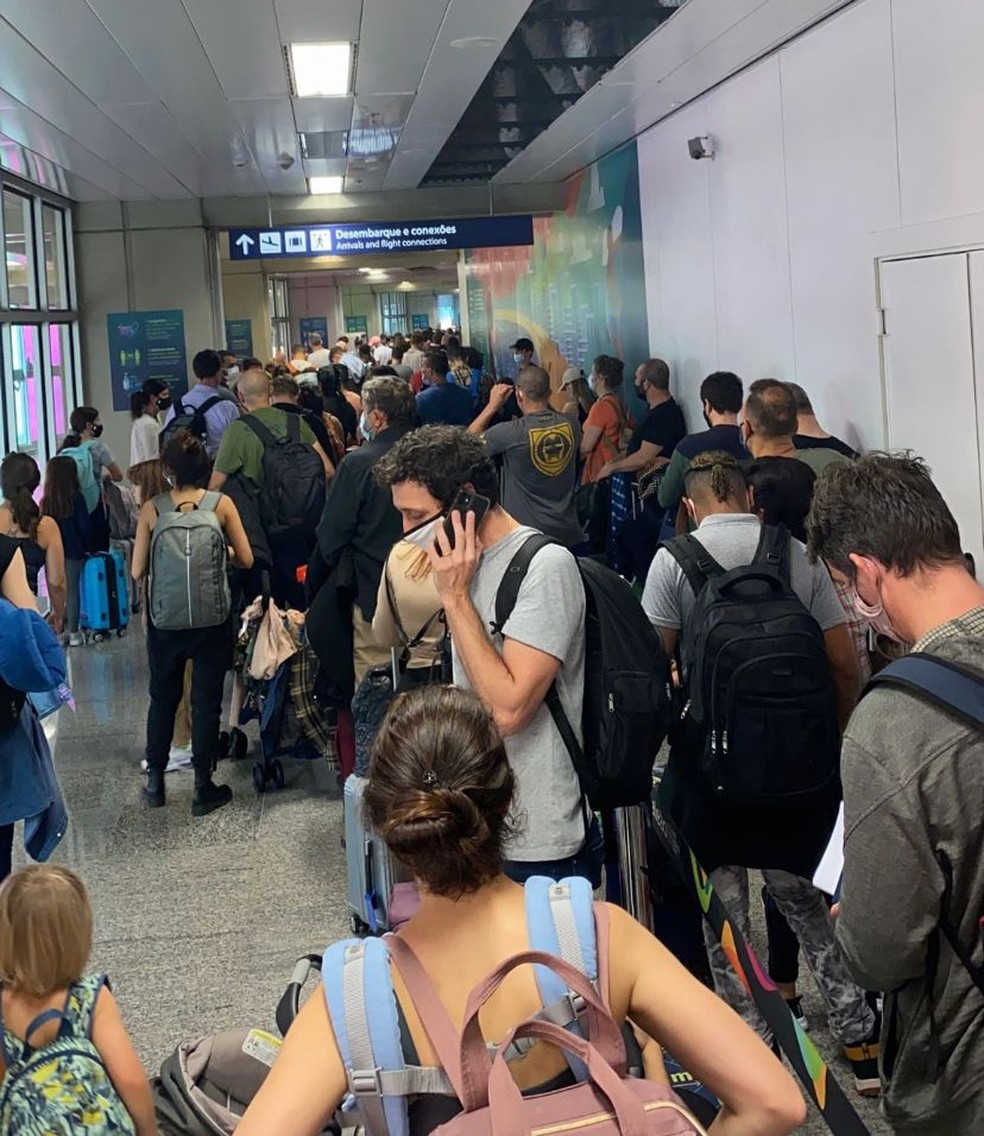 Passageiros enfrentam filas para apresentar o comprovante de vacinação no Galeão  — Foto: Alba Valéria Mendonça/g1 Rio 