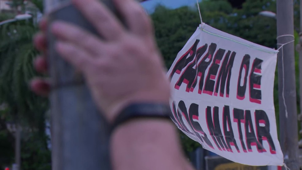 Parem de nos matar, diz faixa em protesto contra a morte de Ágatha Félix — Foto: Reprodução/TV Globo