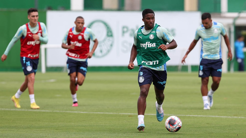 Endrick em treino do Palmeiras na Academia de Futebol — Foto: Cesar Greco/Palmeiras