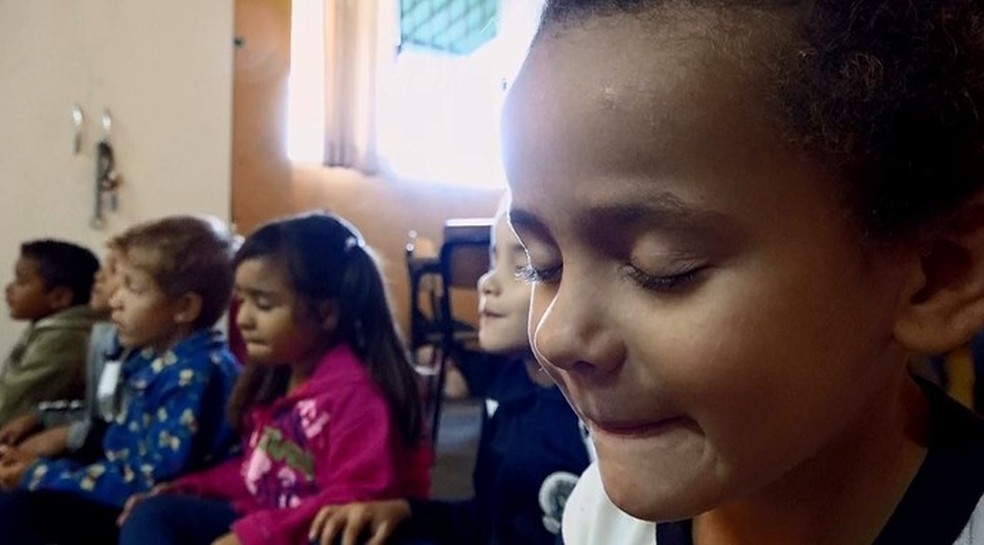 Crianças praticam meditação, em imagem de arquivo — Foto: TV Globo/ Reprodução