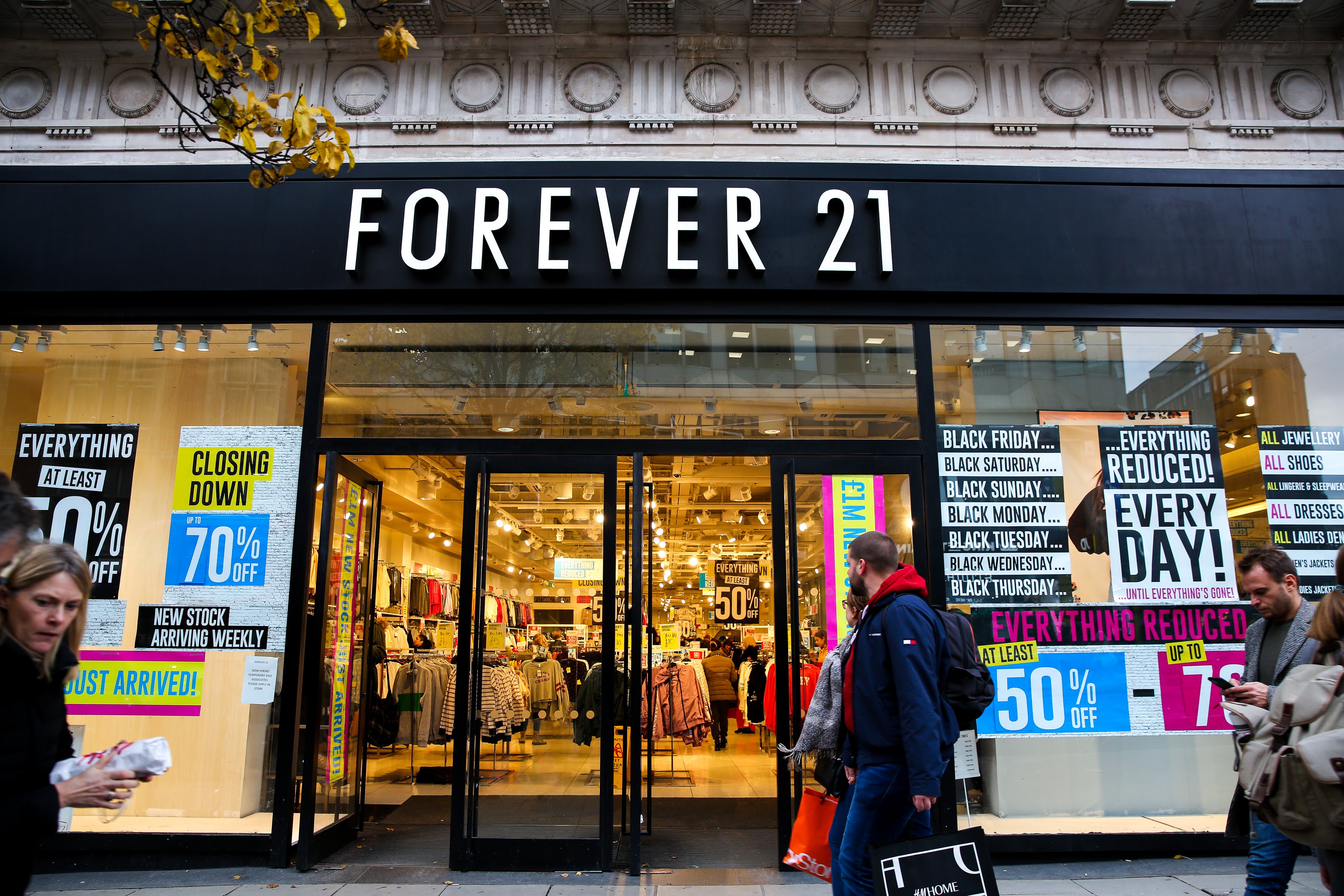 LONDON, UNITED KINGDOM - 2019/11/28: Shoppers walk past the Closing Down signs in the window of Forever 21 store on Oxford Street in London. (Photo by Steve Taylor/SOPA Images/LightRocket via Getty Images) (Foto: SOPA Images/LightRocket via Gett)
