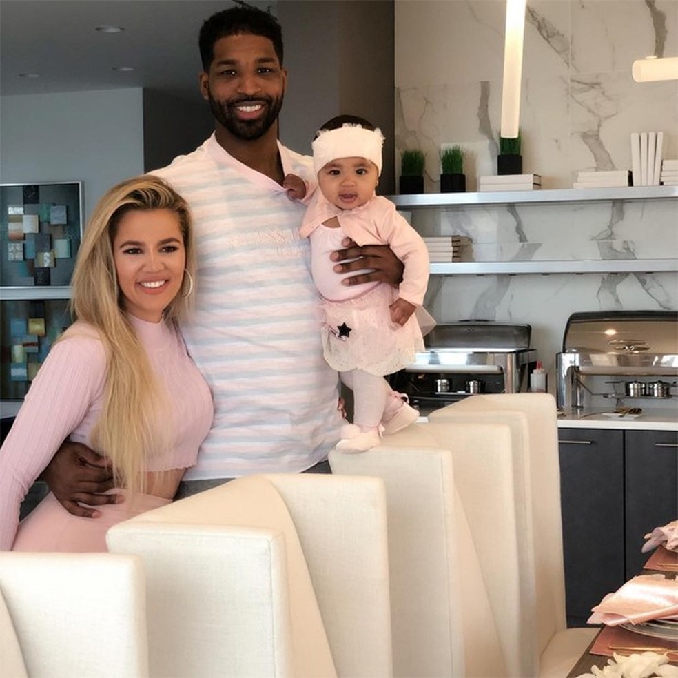 Khloé Kardashian, Tristan Thompson e a pequena True (Foto: Reprodução / Instagram) — Foto: Quem