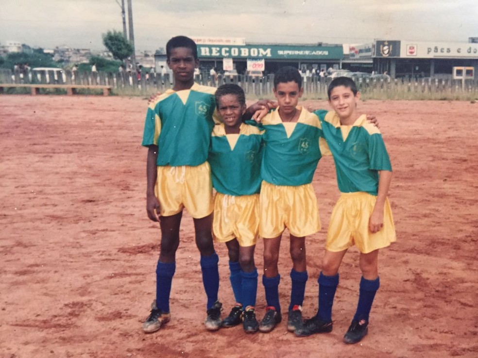 Jean (o mais alto) e Jô (à direita dele) abraçados em jogo na várzea paulistana (Foto: Arquivo pessoal)
