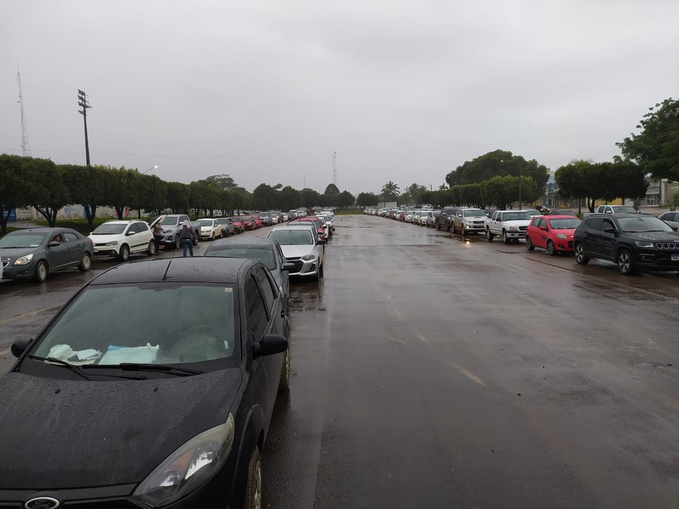 Fila de carros para o drive-thru de imunização contra a Covid-19 em Ariquemes (RO) — Foto: Rinaldo Moreira