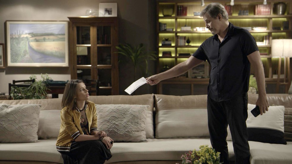 Dantas entrega a Cibele o exame de DNA de Ruyzinho que Ruy nem quis abrir (Foto: TV Globo)