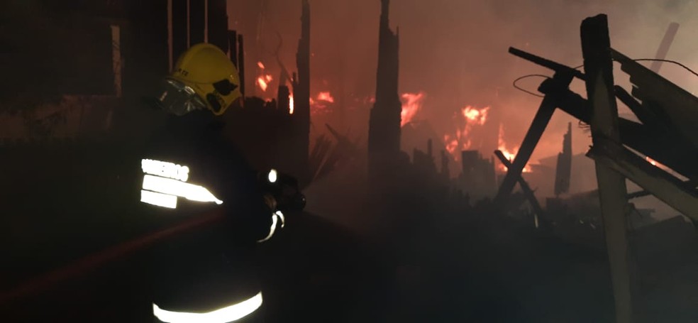 Incêndio aconteceu em barracão de laminadora — Foto: Divulgação/CBMPR