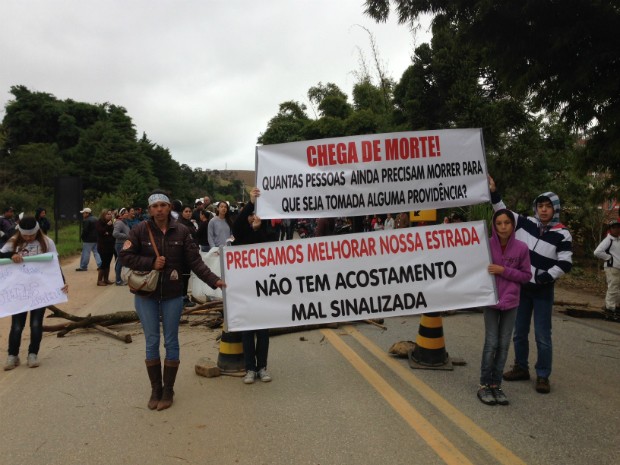 Moradores interditam a SP-181, em Ribeirão Grande (SP). (Foto: Natália Zini / TV TEM)