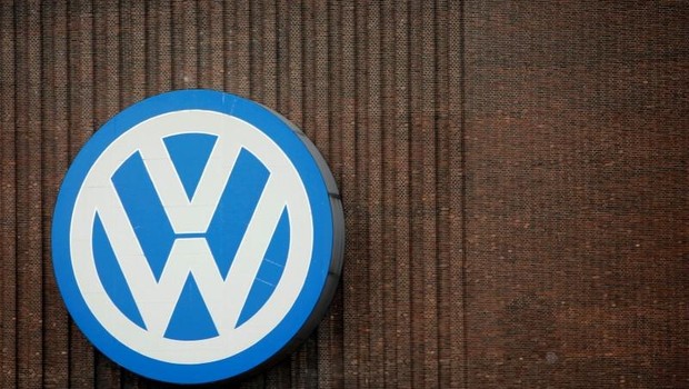 Logo da montadora alemã Volkswagen é visto na parede da fábrica em Wolfsburg, na Alemanha (Foto: Fabrizio Bensch/Reuters)