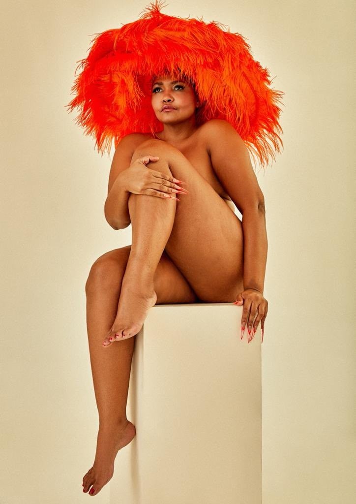 Gaby Amarantos publica fotos carnavalescas e posa só de peruca