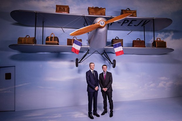 Bernard Arnault, CEO of LVMH, and Emmanuel Macron, the Minister for Economy, Industry and Digital Affairs. (Foto: Louis Vuitton)