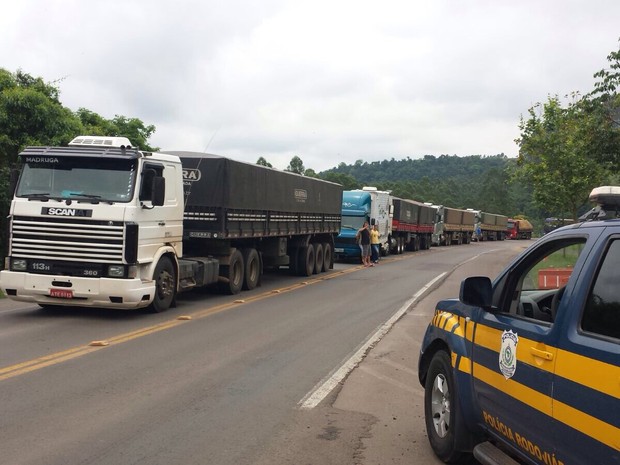 Trânsito em Palmitos, SC,  ficou congestionado por protesto em RS (Foto: PRF/Divulgação)