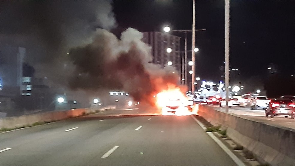 Carro pegou fogo na BR-101 em Natal — Foto: Sérgio Henrique Santos/Inter TV Cabugi