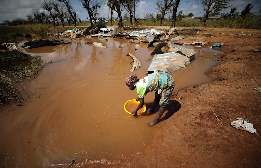 Água começa a retroceder após inundações causadas pelo ciclone Idai em Moçambique — Foto: REUTERS/Mike Hutchings