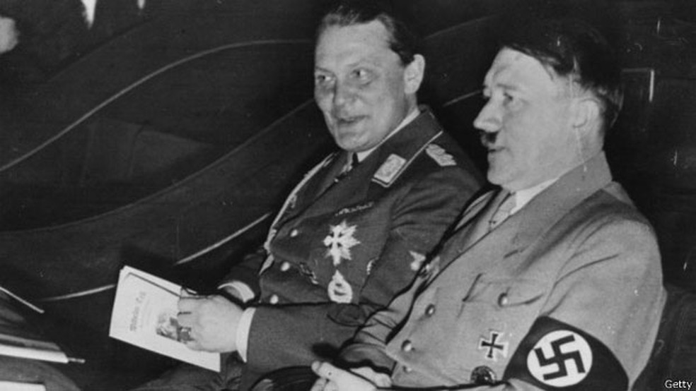 Göring, o superministro de Hitler, aparece com o Fuhrer em foto de 1934  (Foto: Arquivo/Getty)
