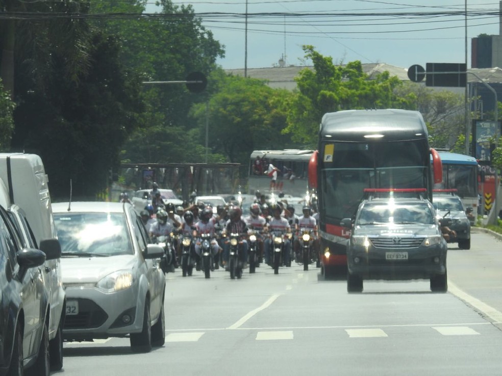 Torcida do São Paulo faz carreata para escoltar ônibus antes do San-São (Foto: Marcelo Hazan)