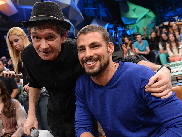 O ator posa ao lado do amigo e apresentador Serginho Groisman (Foto: Zé Paulo Cardeal / TV Globo)