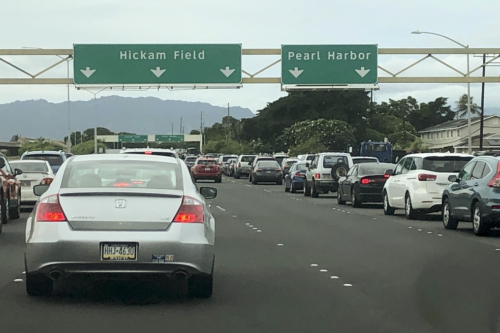 Trânsito próximo a base Pearl Harbor, no Havaí, ficou intenso em meio ao tiroteio desta quarta-feira (4) — Foto: Caleb Jones/AP Photo