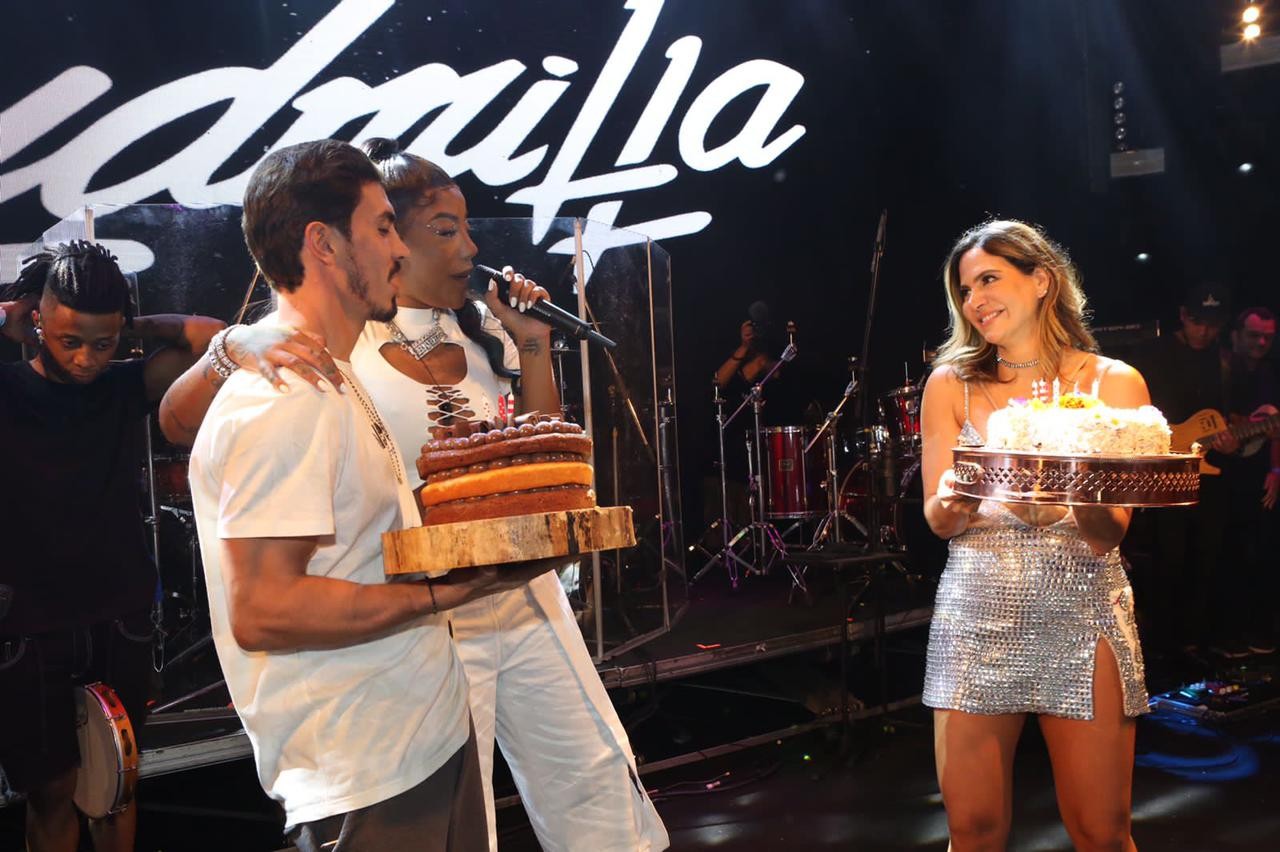 Ludmilla ganha festa surpresa durante apresentação em camarote na Sapucaí (Foto: Muuvies / Estar Comunicação)