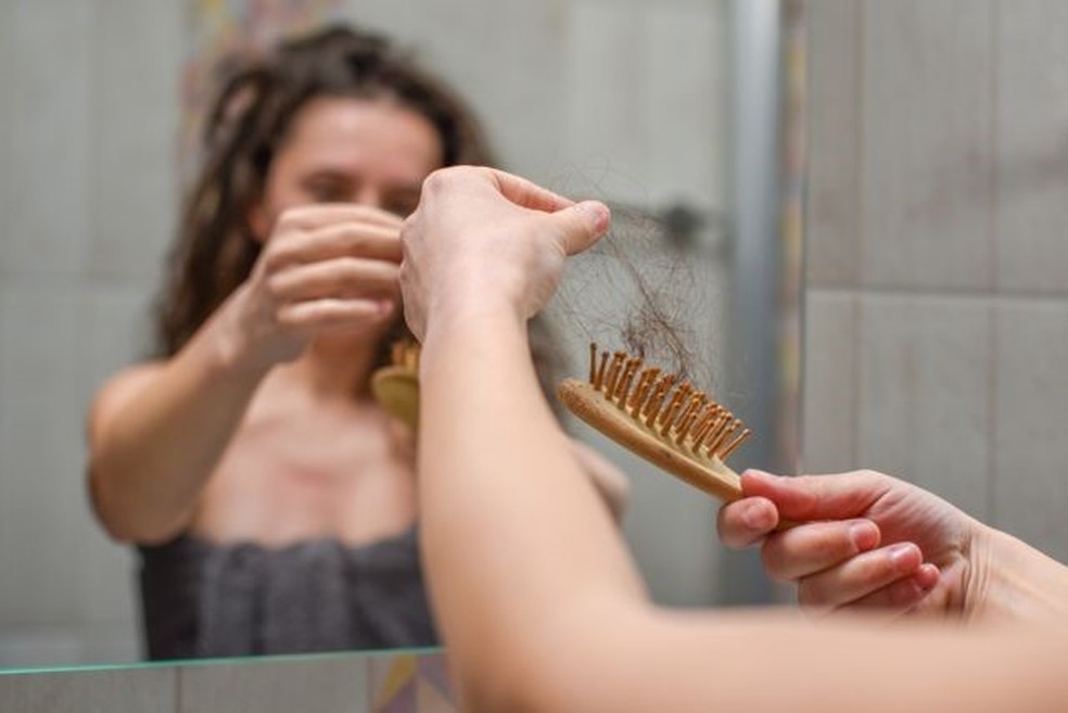 A queda de cabelo também pode ser um dos sinais da deficiência de ferro — Foto: Getty Images via BBC