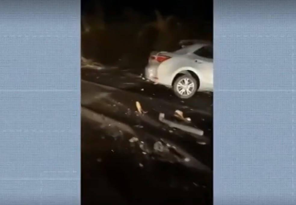 Uma pessoa morre e outra fica presa às ferragens após colisão entre carro e caminhão na BR-010 — Foto: Reprodução/ TV Mirante