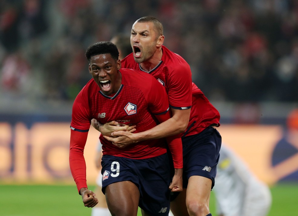 Jonathan David é agarrado por Burak Yılmaz na comemoração do gol do Lille — Foto: REUTERS/Pascal Rossignol