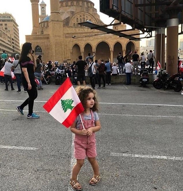 Alexandra Najjar em protesto em Beirute (Foto: Reprodução)