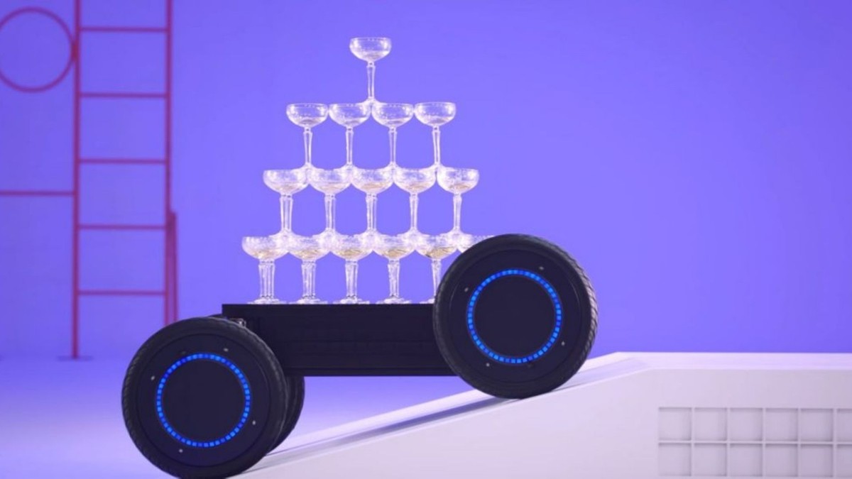 Hyundai apresenta robô de quatro rodas que transporta objetos e até bebês