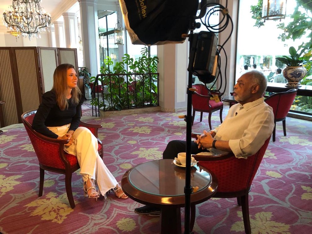 Repórter Camila Marinho entrevistou o cantor Gilberto Gil  — Foto: Globo Repórter