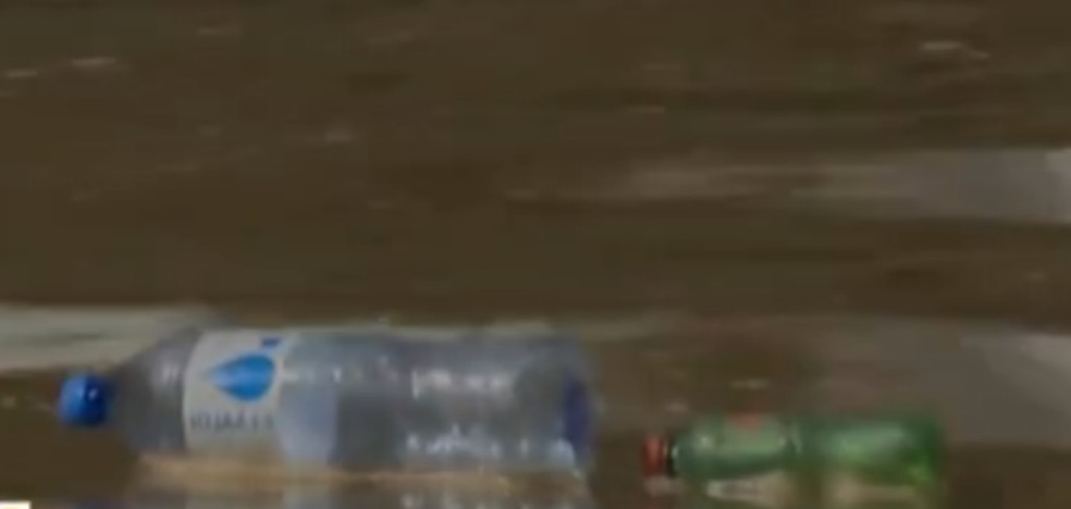 Garrafas boiando mostram como está a sujeira no Rio Capibaribe— Foto: Reprodução/TV Globo 