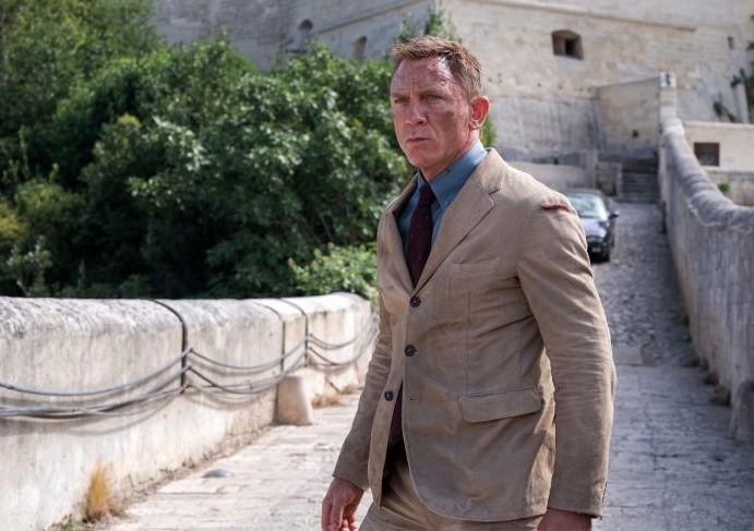 O ator Daniel Craig na cidade italiana de Matera em cena de 007 - Sem Tempo Para Morrer (Foto: Reprodução)