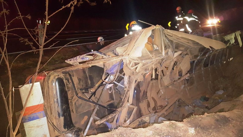 Acidente ônibus BR-146 em Serra do Salitre (Foto: Corpo de Bombeiros/Divulgação)