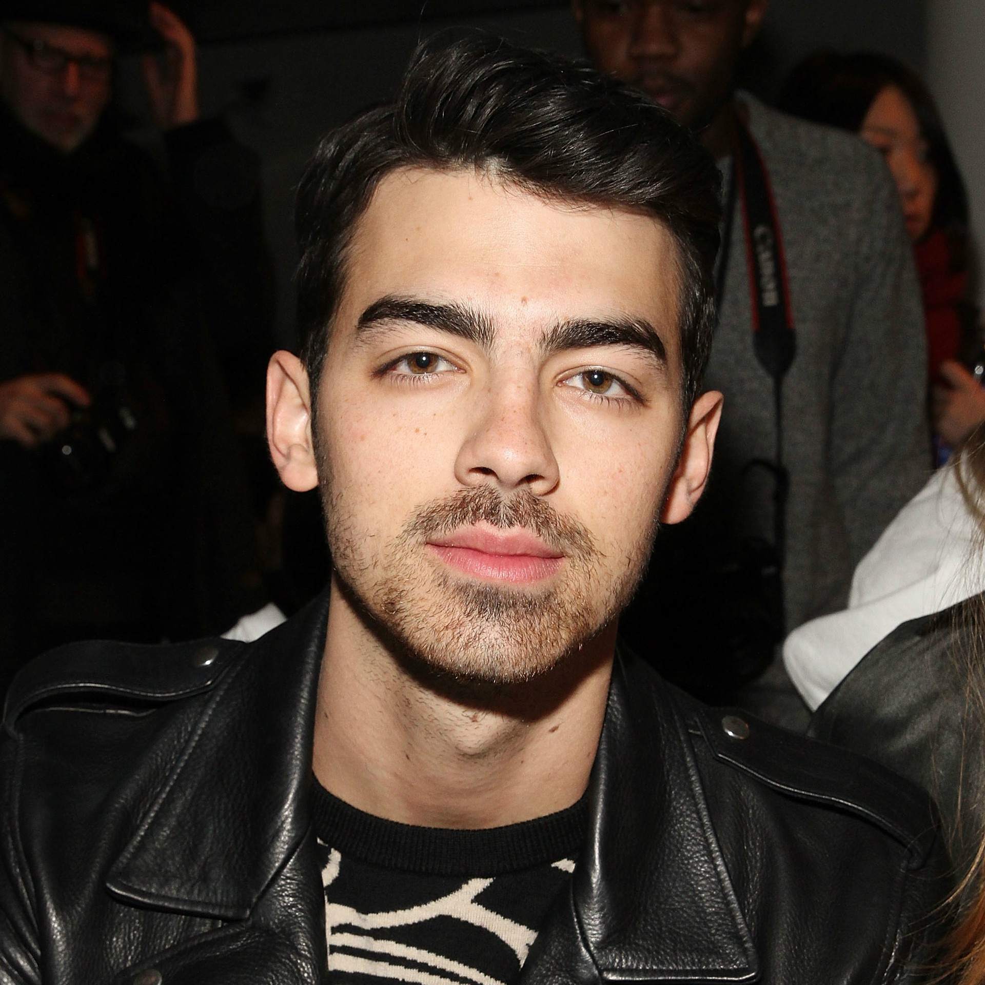 Joe Jonas traiu Taylor Swift com a atriz Camilla Belle. E ainda terminou com a cantora country fazendo uma ligação de 27 segundos. (Foto: Getty Images)