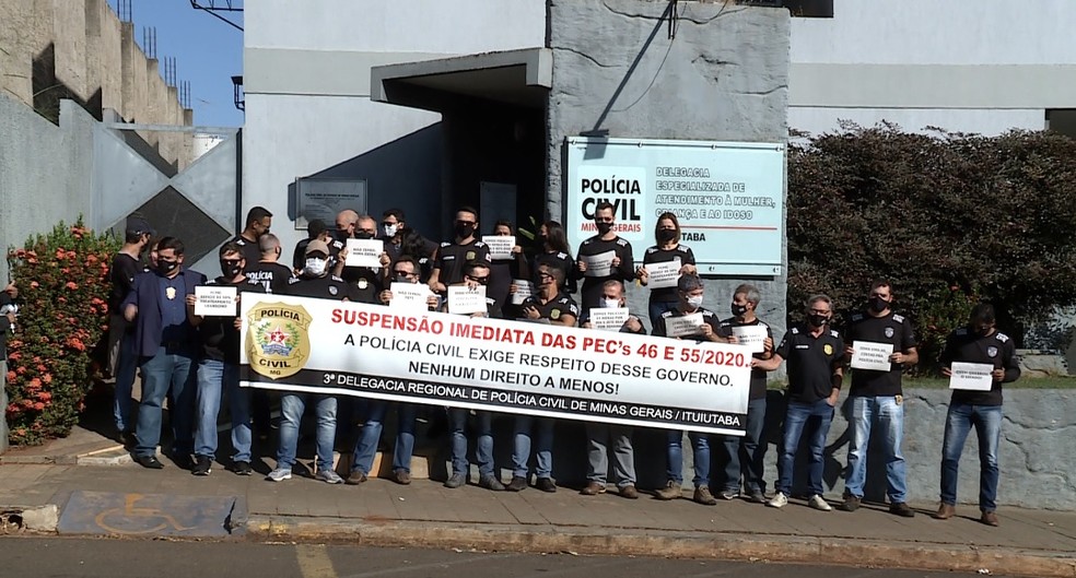 Em Uberlândia, manifestação ocorreu em frente ao Departamento de Trânsito — Foto: Reprodução/TV Integração