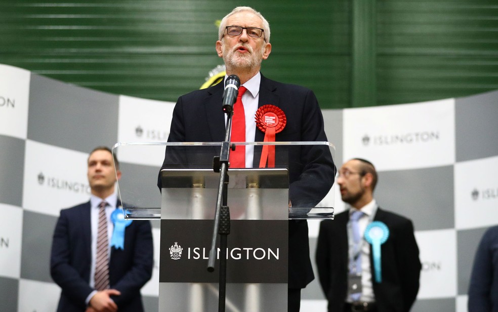 O líder do Partido Trabalhista britânico, Jeremy Corbyn, fala após anúncio de sua reeleição em centro de contagem de votos em Islington, Londres, na madrugada de sexta-feira (13) — Foto: Reuters/Hannah McKay