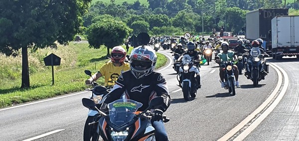 Apoiadores do Governo Federal fizeram motociata para receber Bolsonaro em Bandeirantes — Foto: Alberto D'Angeli/RPC