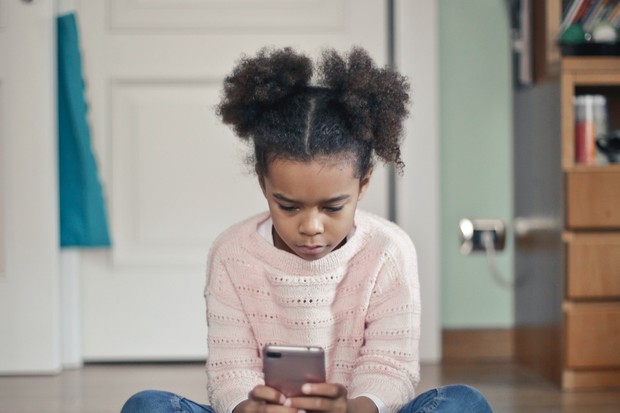Cada vez mais crianças e adolescente ao redor do mundo têm acesso à internet, e os responsáveis precisam ficar alertas (Foto: Unplash)