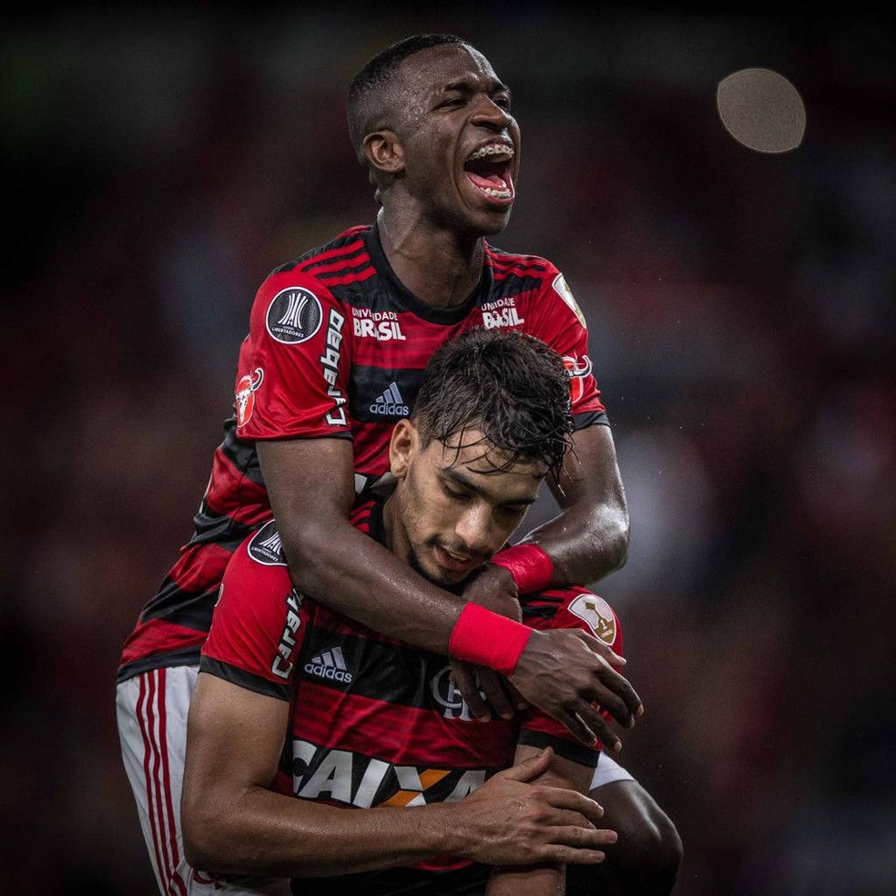 Vini e Paquet&aacute; comemoram gol marcado com a camisa do Flamengo &mdash; Foto: Pedro Martins