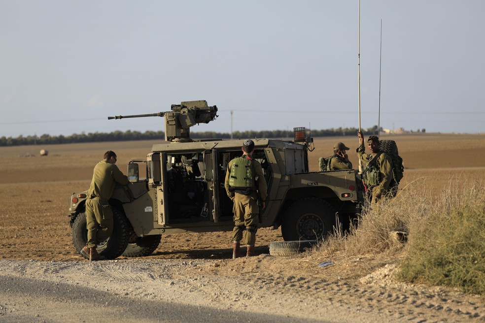 Soldados israelenses guardam posição em região próxima à fronteira com a faixa de Gaza (Foto: AP Photo/Tsafrir Abayov)