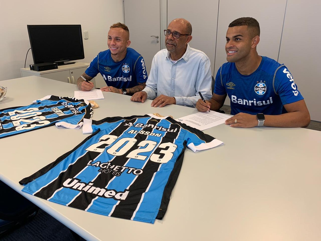 Grêmio renova contrato de Everton Cebolinha e Alisson até o fim de 2023