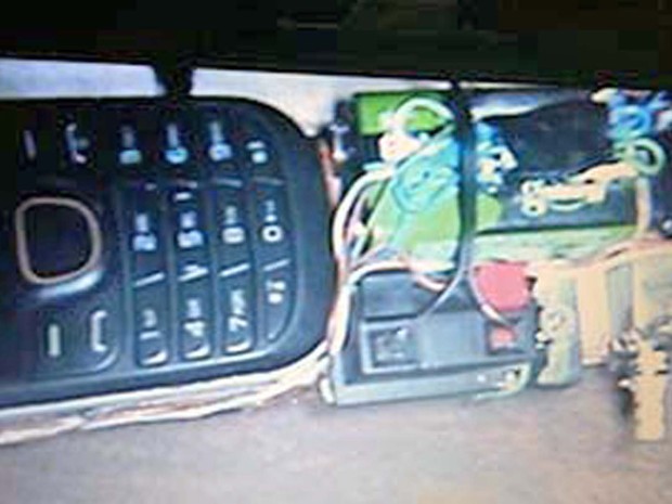 Explosivo seria acionado por um celular que estava amarrado ao artefato (Foto: Polícia Militar/Divulgação)