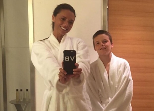 Victoria Beckham mostra todo o seu sorriso ao lado do filho, Cruz (Foto: Reprodução / Instagram)