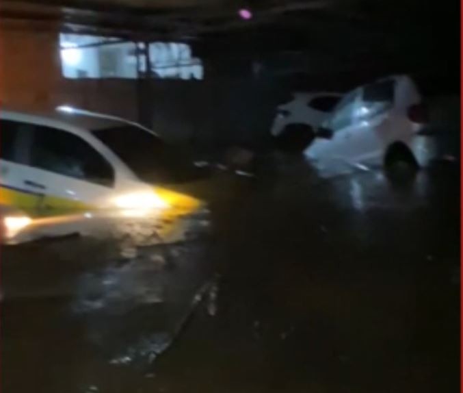 Temporal alaga avenida, e água invade lojas e arrasta carros em Socorro; VÍDEO